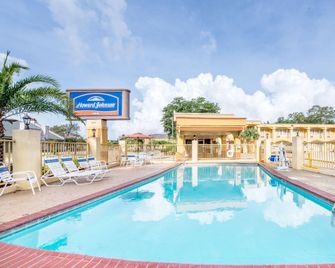 Howard Johnson by Wyndham Historic Lake Charles - Lake Charles - Pool