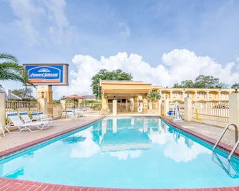 Howard Johnson by Wyndham Historic Lake Charles - לייק צ'ארלס - בריכה