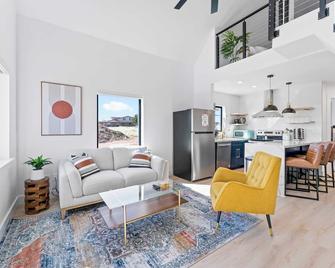 Luxe Desert Tiny Home Glamping - Near Grand Canyon South Rim - Valle - Sala de estar