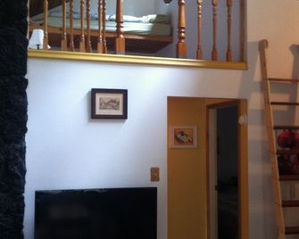 Oceanside dream vacation property with four bedrooms and two bathrooms - Egmont - Stairs