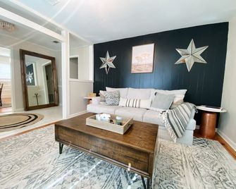 Private Cleveland St. Cottage~walk Folsom Village - Folsom - Living room