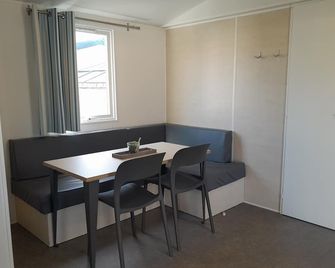 Chalet near Antwerp with Pool Access - Rijkevorsel - Dining room