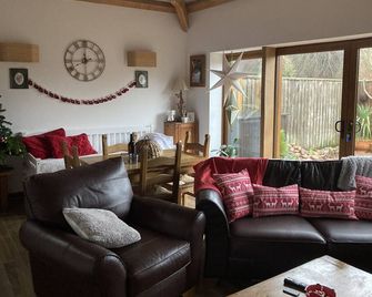 Cosy yet spacious cottage in heart of East Devon near Jurassic Coast - Ottery St. Mary - Living room