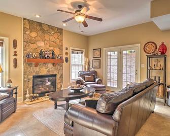 Luxury Estate Private Hot Tub and Pickleball Court - Wake Forest - Living room