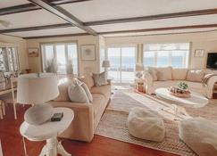 Relaxing oceanfront · Relaxing Oceanfront Retreat. Private luxury - Hunt's Point - Living room