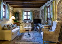 Lovely Stone Home With Garden, In A Castle Near Beach And 1 Hour From Venice - 3 - Strassoldo - Sala de estar