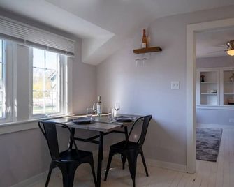 Freshwater Flat, Downtown Douglas - Apart in Downtown right off Center Street. - Douglas - Dining room