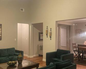 5 bedroom Upscale Home Olive Branch MS. Very nice quit and safe neighborhood. - Olive Branch - Living room