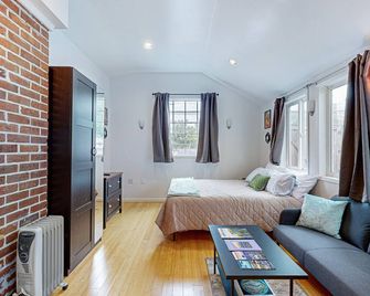 Cozy Guest Suite Attached to the Back of a Residence in the heart of Portland - Portland - Bedroom