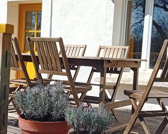 Self-catering cottage in the middle of a farm facing the Pyrenees. - Lagarde - Patio