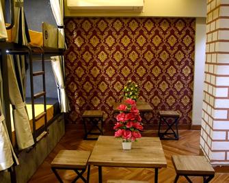 Charyana Hotel Ac Dormitory - Ahmedabad - Living room