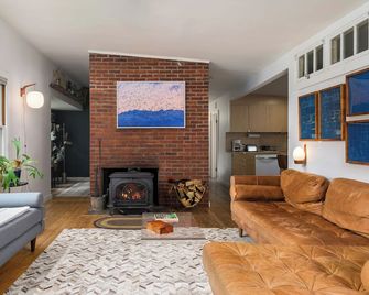 Secluded Cabin Retreat on 6 Acres w/ Fireplace, Trails, Creek & Record Player - Canadensis - Living room