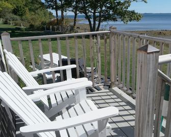 Oceanfront Cottage in Belfast Maine on Penobscot Bay - Belfast - Balcón