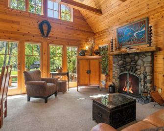 Metolius River Resort Cabin 3 Luxurious cabin on the Metolius River w/ fireplace - Camp Sherman - Sala de estar