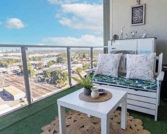 Lovely 2 Bed 2 Bath Apartment | Free Parking | Walk to Train - Granville - Balcony