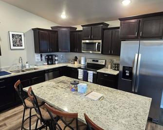 Charming 3-bedroom townhome with AC and WiFi in wonderful Box Elder - Box Elder - Kitchen