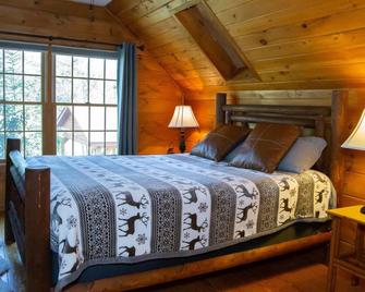 Log Cabin Lakehouse | Pool | Beach | Kayaks | Firepit - Coxsackie - Bedroom