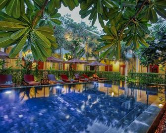 The Moon Residence And Spa - Khett Siem Reab - Zwembad