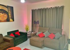 Triple room with private bathroom, Wi-Fi, air conditioning and TV. - Fortaleza - Vardagsrum