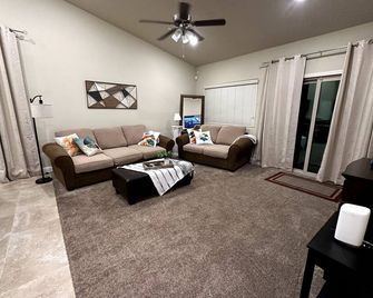 Mondavi Cottage - a VRBO home perfect for university or medical Professionals - Merced - Living room