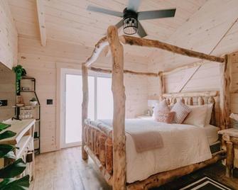Flying High Luxury Cabin - Campbellsville - Bedroom