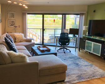 Waterfront Pearl Condo with Awesome River Views, w/Parking - Portland - Living room