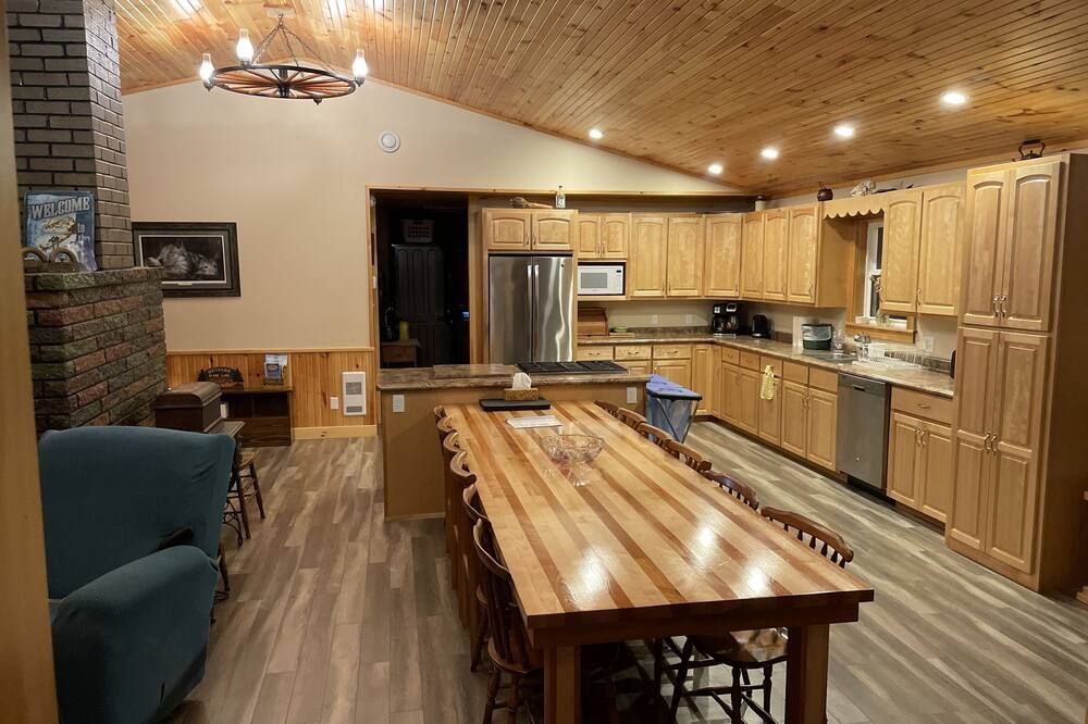 Spring fed / beautiful sand beach/wifi/New Beds/Firewood/trophy fishing/8 Kayaks - Middleton - Kitchen