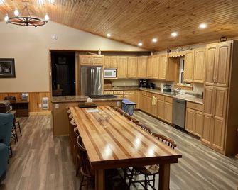 Spring fed / beautiful sand beach/wifi/New Beds/Firewood/trophy fishing/8 Kayaks - Middleton - Kitchen