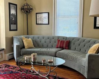 Charming Victorian Furnished Home - Boston - Living room