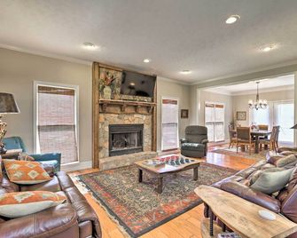 Private Pool & Deck: Quiet Countryside Escape - Hamilton - Living room