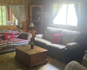 Tranquil 3 bedroom waterfront cottage on private lake! - Westport - Sala de estar