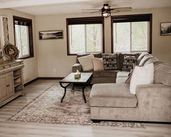 Rooftop cabin on amazing Crookneck Lake! 'The Crookneck Lookout' - Motley - Living room
