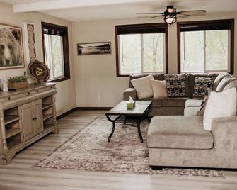 Rooftop cabin on amazing Crookneck Lake! 'The Crookneck Lookout' - Motley - Living room