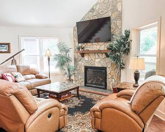 Laurel Mountain Getaway Trout Fish on Crooked Creek - Woodlawn - Living room