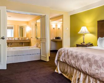 Clarion Hotel & Suites Hamden-New Haven - Hamden - Bedroom