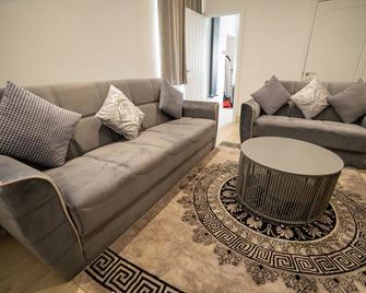 Entire 2 Bedroom Ground Floor Apartment Cardiff City Centre & Stadium - Cardiff - Sala de estar