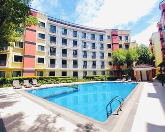 Belthena Suite Las Pinas - Las Piñas - Piscina