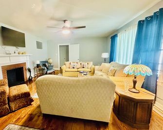 4br/3bth Home in Eden, Nc -Near Berry Hill Megasite & Martinsville Speedway - Eden - Вітальня