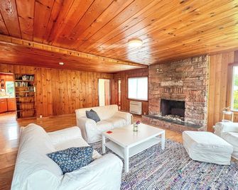 Rustic Wildflower Retreat. Charming historic 2BR on Bainbridge near beach w/AC - Bainbridge Island - Sala de estar