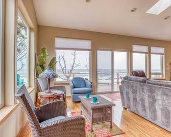Magnificent Oceanfront Home with Incredible Ocean Views, Truly One of a Kind - Seal Rock - Living room