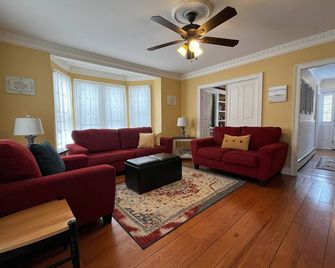 A Slice of Heaven on a Pond Near Downtown Falmouth, Beaches, and Mashpee Commons - East Falmouth - Living room