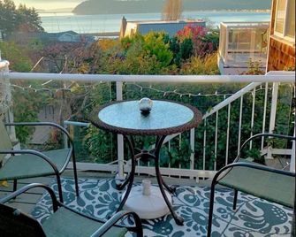 Beach View 'Library' Guest House for 3, Sunlight Beach access Whidbey Island - Clinton - Balcón
