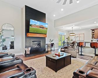 Luxurious Horse Farm Retreat - 3br/3.5ba Oasis - Mooresville - Living room