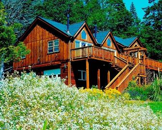 The Inn at Schoolhouse Creek - Little River - Building