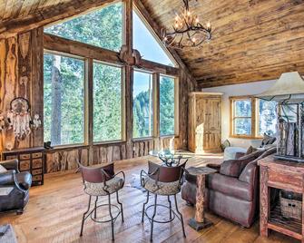Bozeman Cabin Deck with Jacuzzi and Gas Grill! - Bozeman - Living room