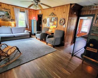In The Of Ohiopyle. Central Location, Clean, Charming. Large Yard With Firepit - Ohiopyle - Sala de estar