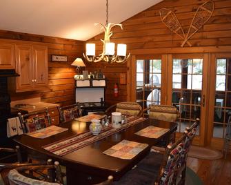 Cozy Log Home Nestled In The Beautiful Adirondacks - Saranac Lake - Dining room