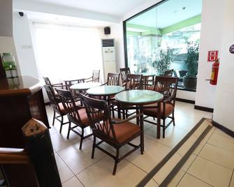 OYO 210 Apple Tree Suites - Cebu - Salle à manger