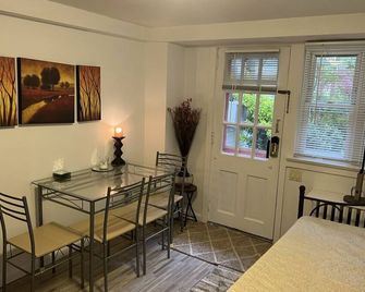 Kings Point, Great Neck, USMMA, Cozy private space, entrance, self check in - Great Neck - Ruokailuhuone