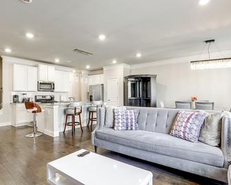 Lawrenceville Townhome with Community Pool Access! - Lawrenceville - Вітальня